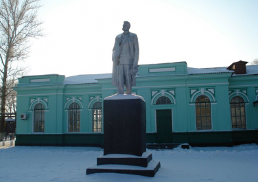 Кегичевка, Памятник М.Горькому (привокзальная площадь), Современные