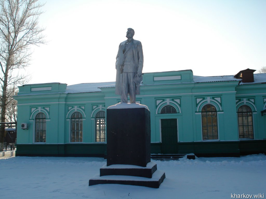 Кегичевка, Памятник М.Горькому (привокзальная площадь)