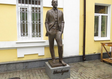Памятник Ивану Бунину, ул. Максимилиановская, 18 (Харьков)
