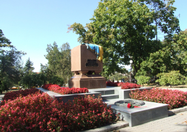 Памятник борцам Октябрьской революции (Памятник героям, которые сложили голову за независимость и свободу Украины)
