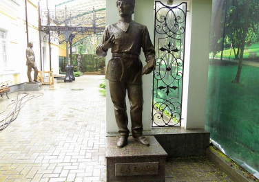 Памятник Сергею Есенину, ул. Максимилиановская, 18 (Харьков)
