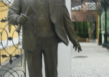 Памятник Владимиру Маяковскому , ул. Максимилиановская, 18 (Харьков)