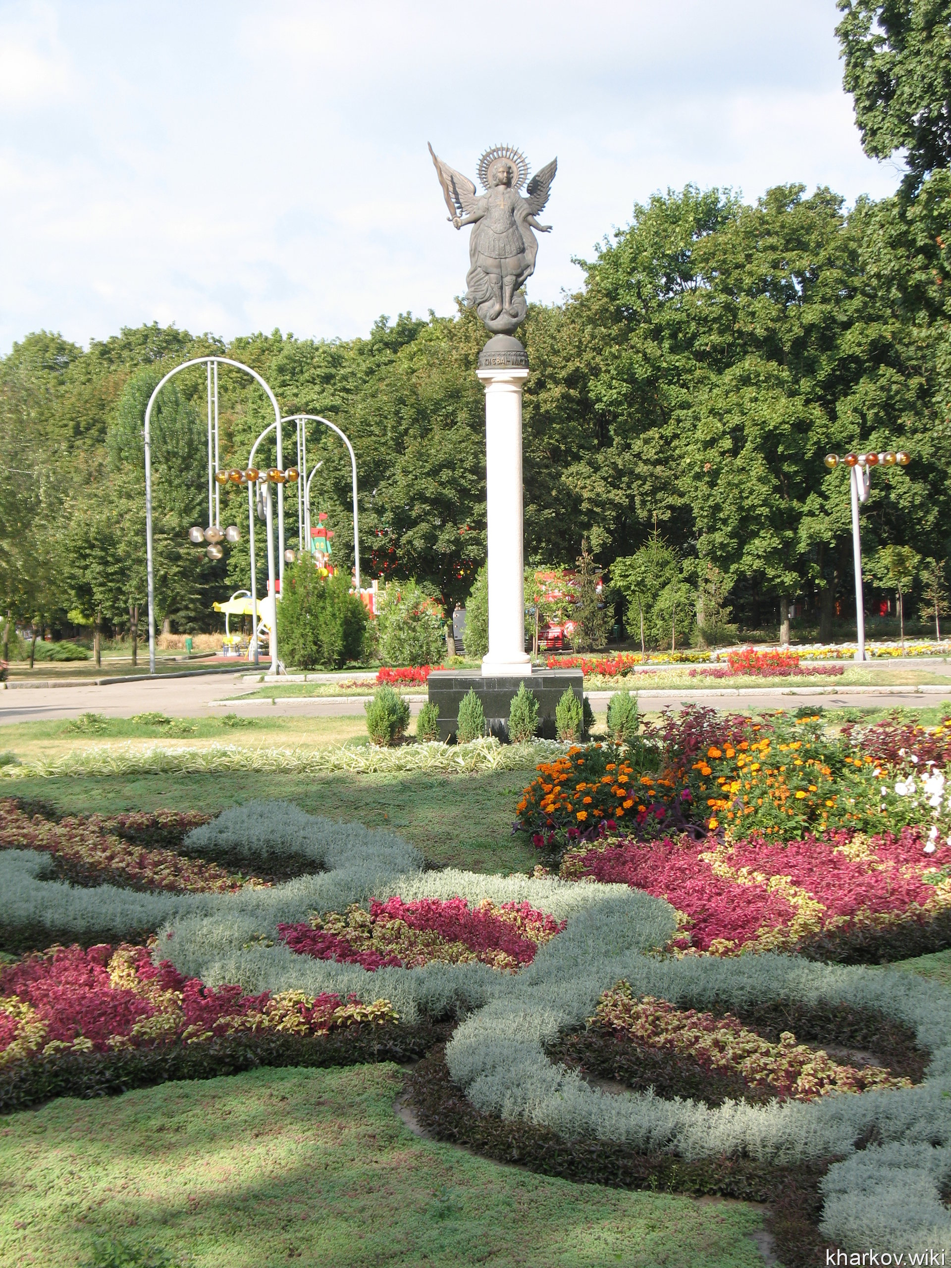 Памятник Архангелу Михаилу