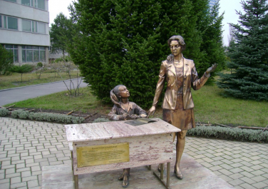 Памятник первой учительнице (Харьков)