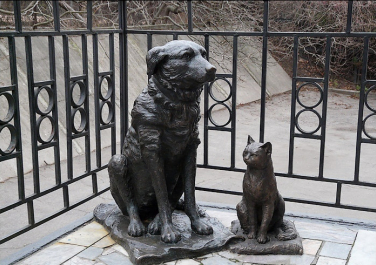 Памятник собаке Пальме и кошке Изауре
