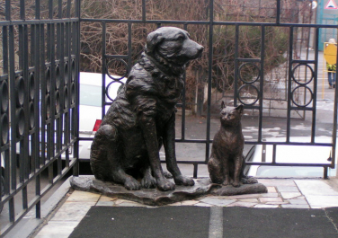 Памятник собаке Пальме и кошке Изауре (Харьков)