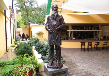 Памятник Льву Толстому, ул. Максимилиановская, 18 (Харьков)