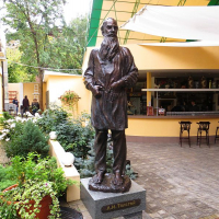 Памятник Льву Толстому, ул. Максимилиановская, 18 (Харьков)