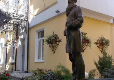 Памятник Льву Толстому