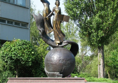 Скульптурный комплекс «Фармация в веках» (Харьков)