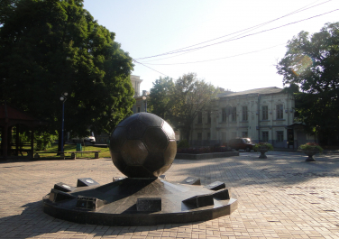 Памятник мячу