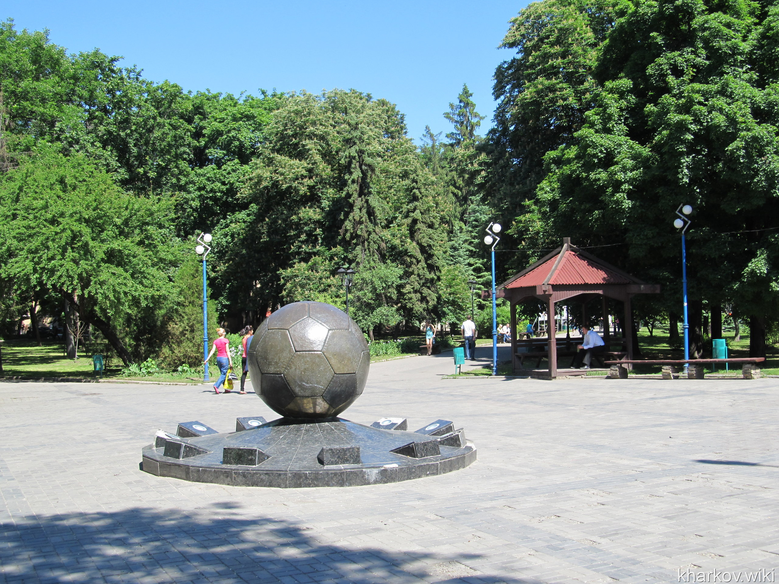 Памятник мячу