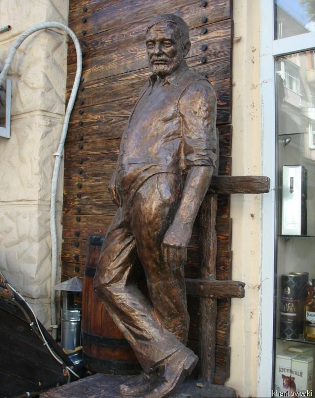 Памятник Эрнесту Хемингуэю 