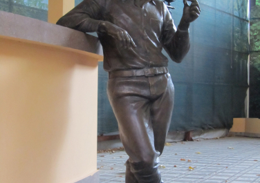 Памятник Василию Шукшину, ул. Максимилиановская, 18 (Харьков)