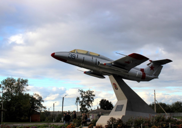 Волчанск, памятник-самолет Л-29 Дельфин