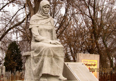 Дергачи, Памятник на кладбище, История