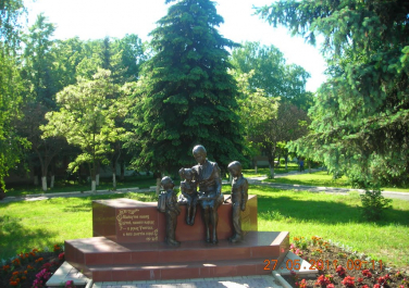 Дергачи, Памятник учителям, Современные