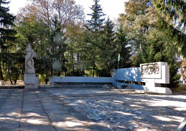 Валки, монумент "Солдатам родины"
