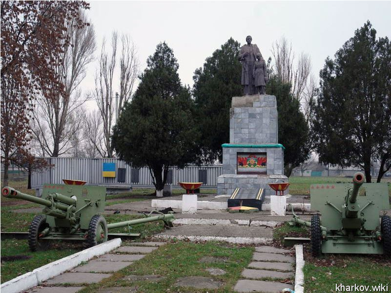 Краснопавловка, Братская могила Советских воинов